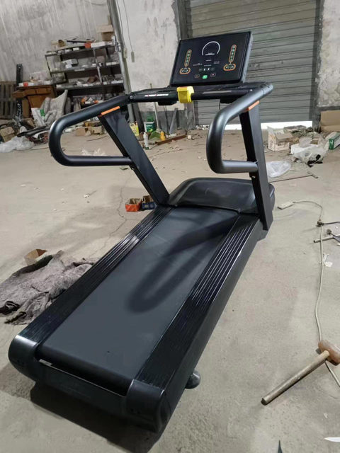 MND-CC62A Светодиодная беговая дорожка для коммерческого использования | Дисплей 14,5 дюйма, двигатель мощностью 3 л.с. | MND FITNESS